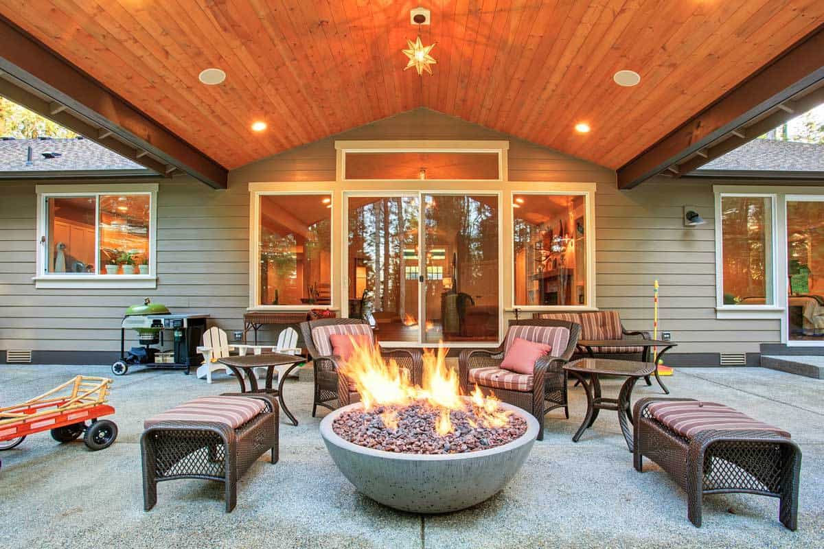 large-back-yard-grass-firebowl-94081562